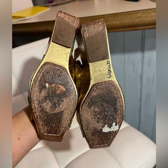 Modern Vintage | Gold Sling Back Wedges - Picture 5 of 5